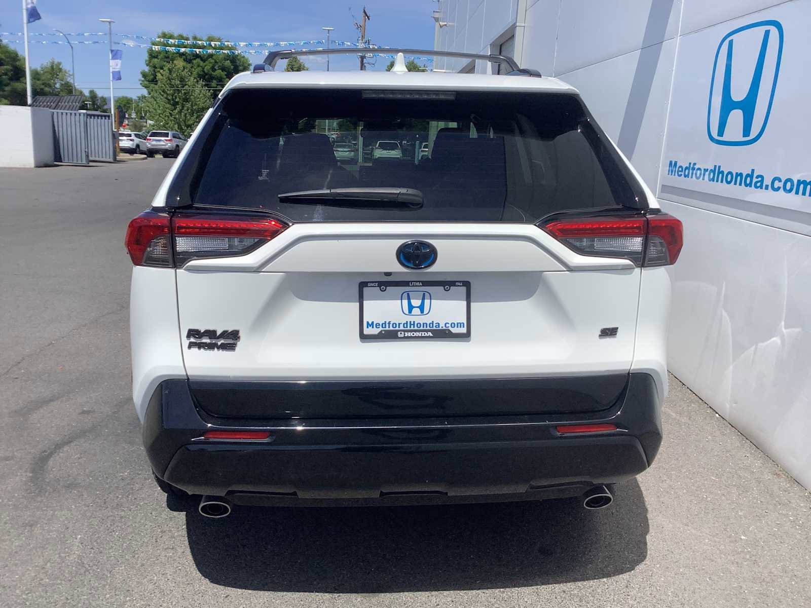 Used 2022 Toyota RAV4 SE w/ Weather & Moonroof Package AWD/4WD image 5