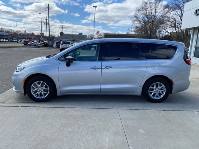 Used 2024 Chrysler Pacifica Touring-L FWD image 8
