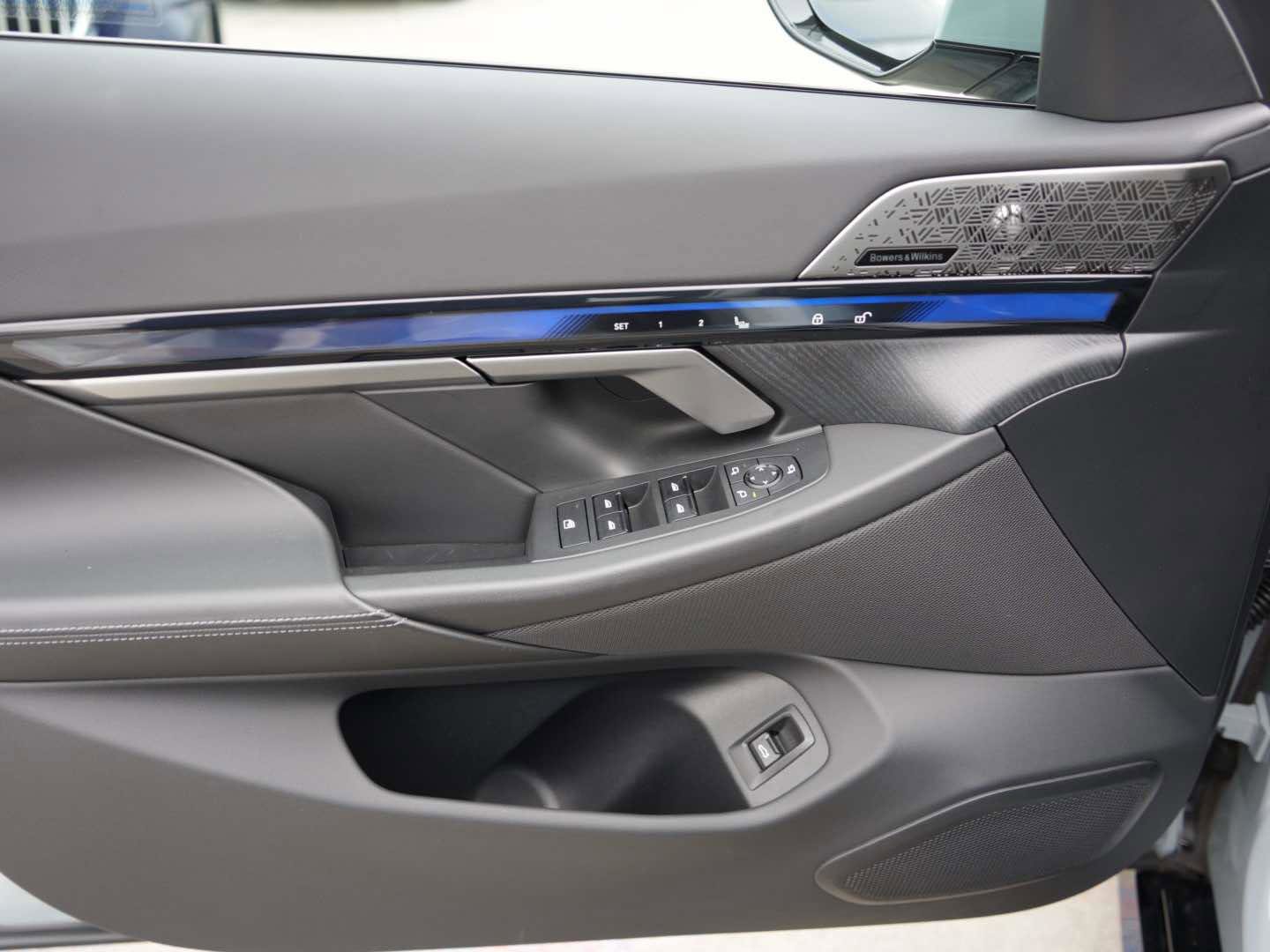 Used 2025 BMW i5 eDrive40i w/ M Sport Package image 12