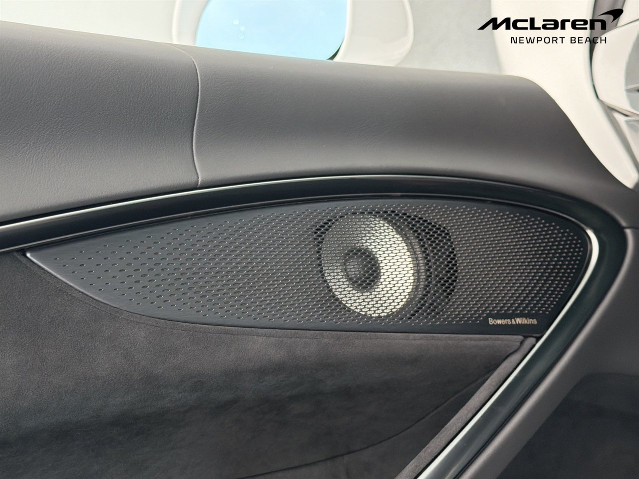 Used 2025 McLaren Artura RWD image 38
