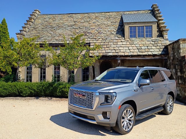 Used 2022 GMC Yukon Denali w/ Advanced Technology Package