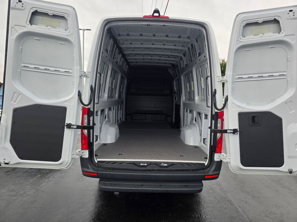 New 2025 Mercedes-Benz eSprinter 170 Cargo image 17