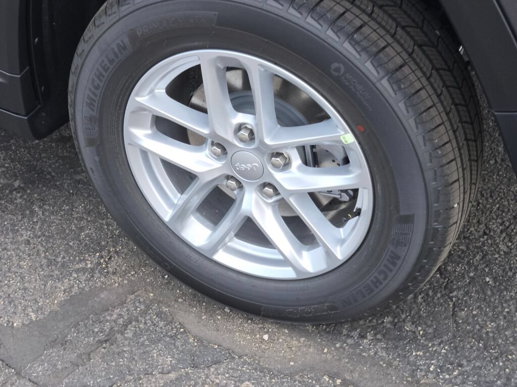 New 2026 Jeep Grand Cherokee Laredo AWD/4WD image 11