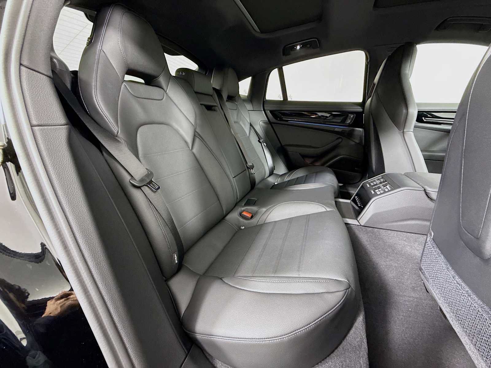 Used 2026 Porsche Panamera RWD image 28