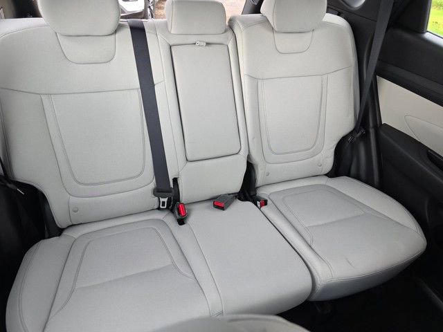 Certified 2025 Hyundai Tucson SE image 26