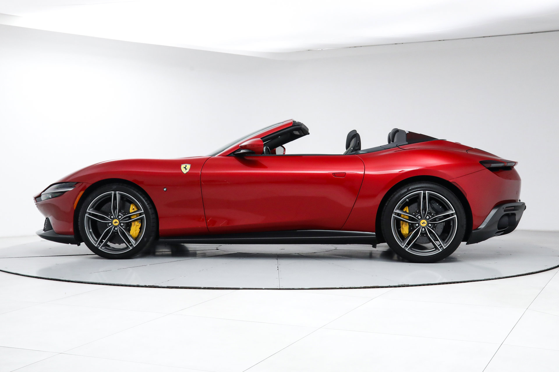 Used 2025 Ferrari Roma Spider image 4