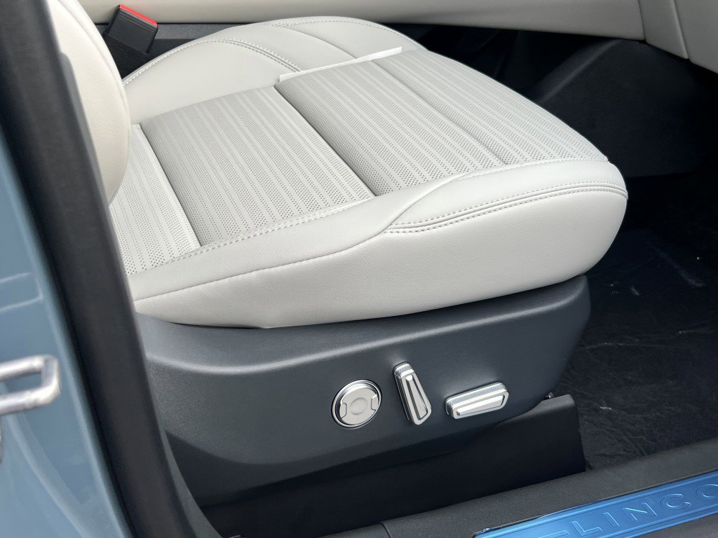 New 2026 Lincoln Nautilus Reserve w/ Jet Appearance Package image 8