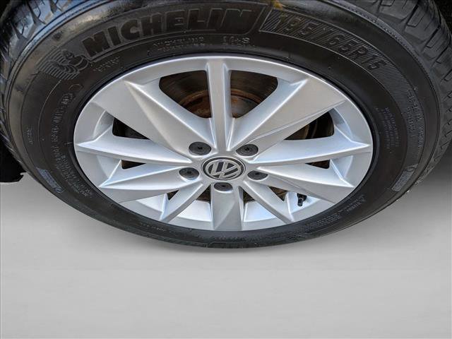 Used 2015 Volkswagen Golf S image 19