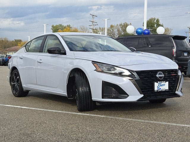 Used 2024 Nissan Altima 2.5 SR w/ SR Premium Package FWD image 3