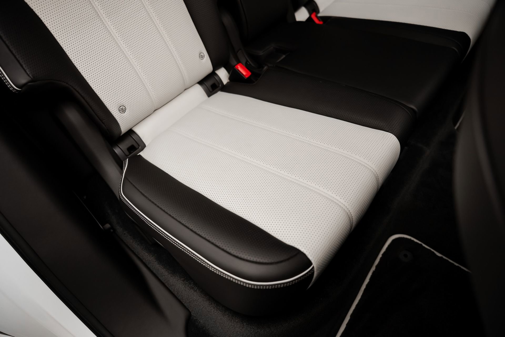 Used 2021 Bentley Bentayga Plug-In Hybrid image 64
