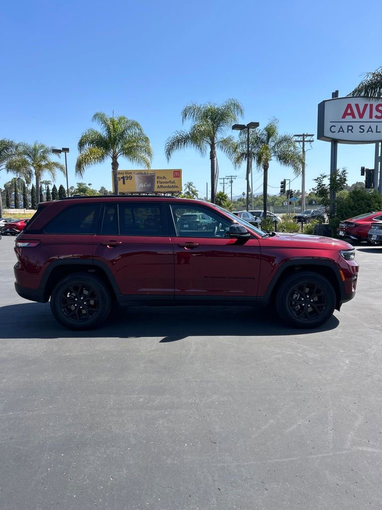 Used 2025 Jeep Grand Cherokee Altitude image 4