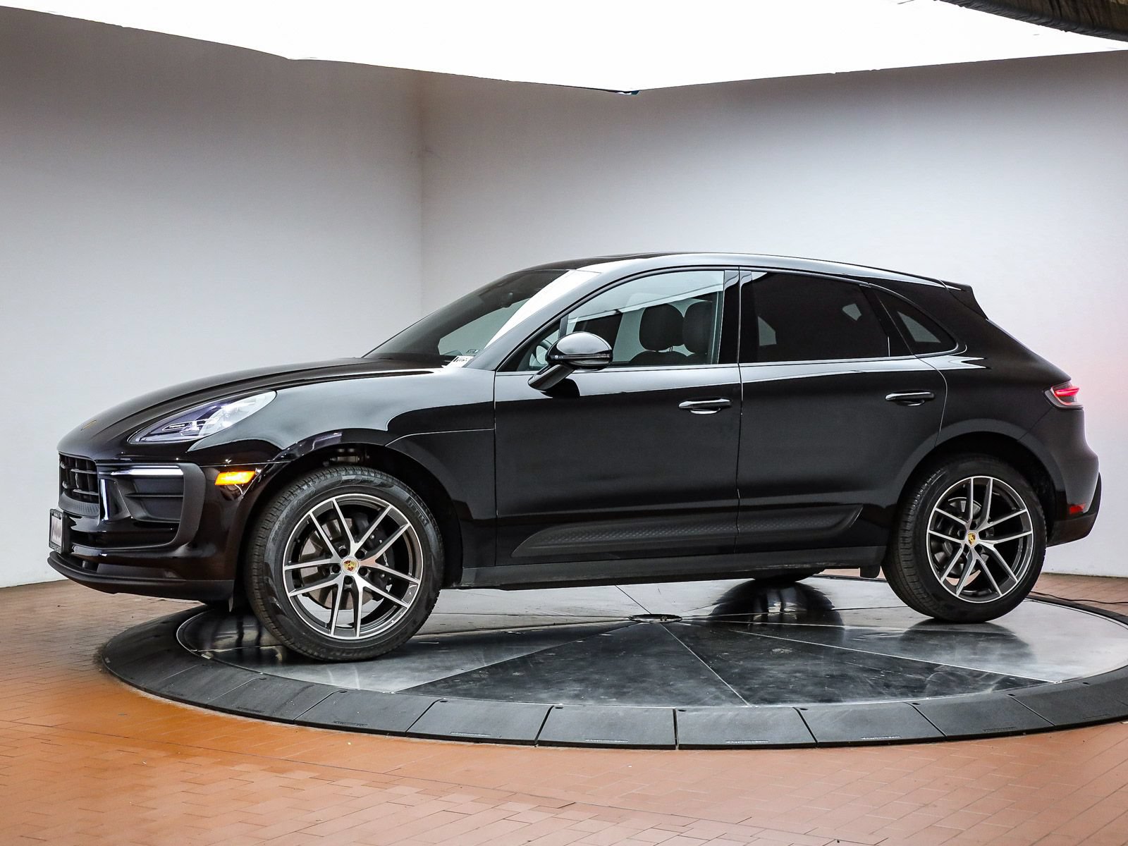 Certified 2026 Porsche Macan AWD/4WD image 2