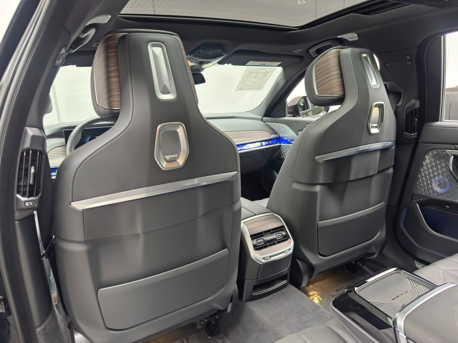 Used 2023 BMW i7 xDrive60 w/ Executive Package 2 AWD/4WD image 54