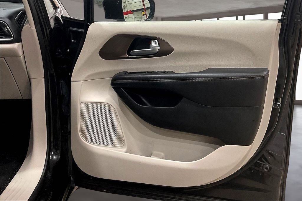 Used 2018 Chrysler Pacifica Touring Plus image 24