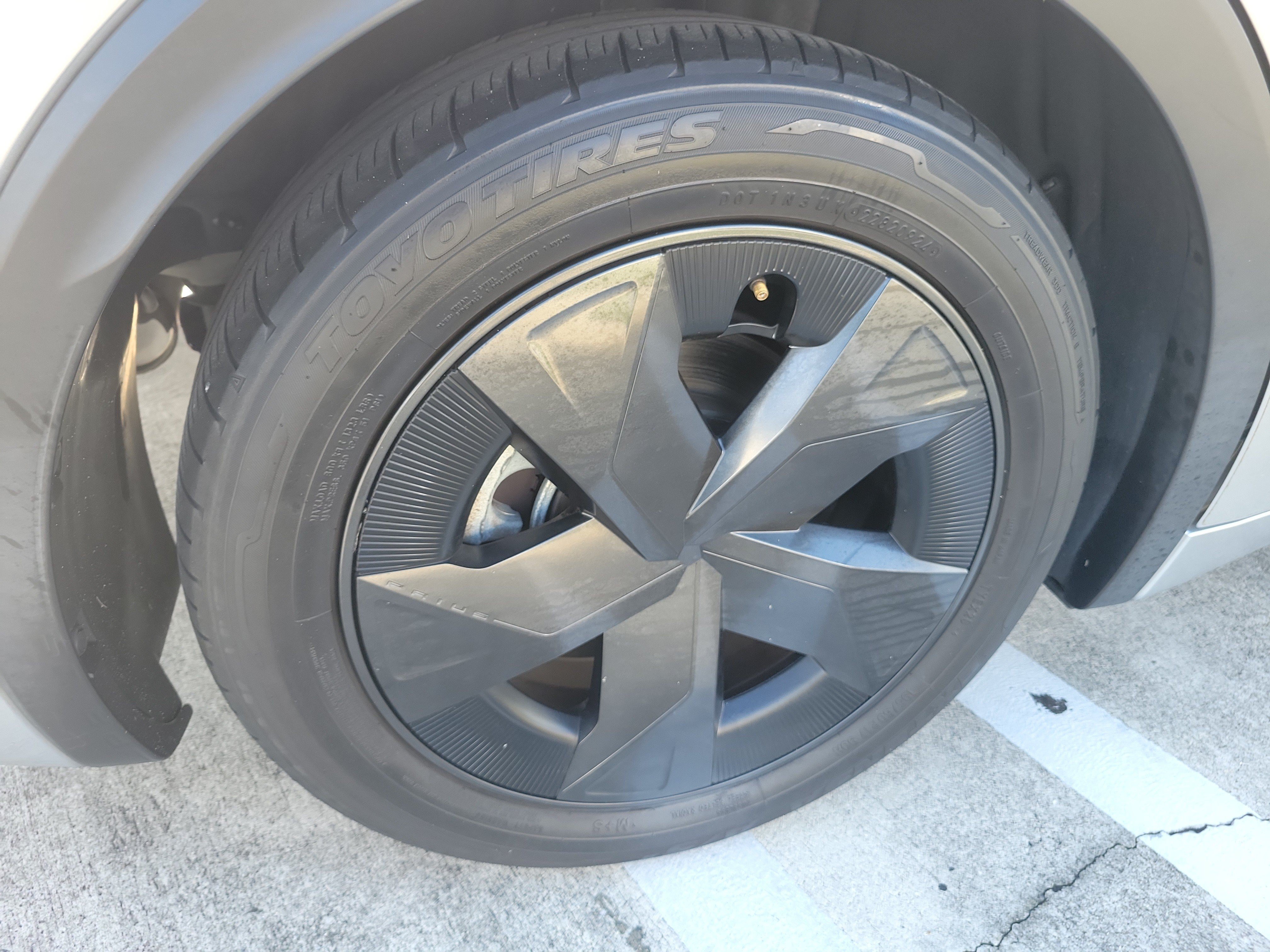Used 2024 Toyota Prius LE FWD image 7