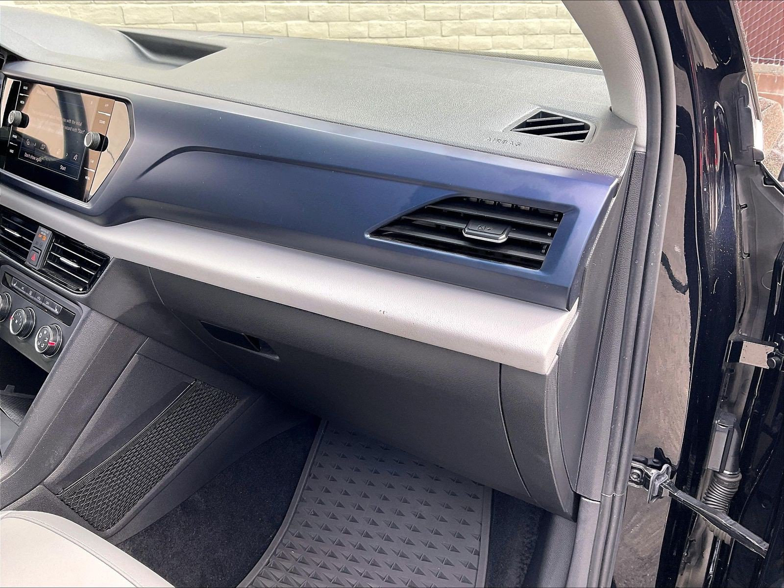Certified 2022 Volkswagen Taos SE FWD image 16