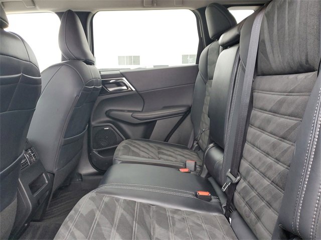 Used 2025 Mitsubishi Outlander SE image 12