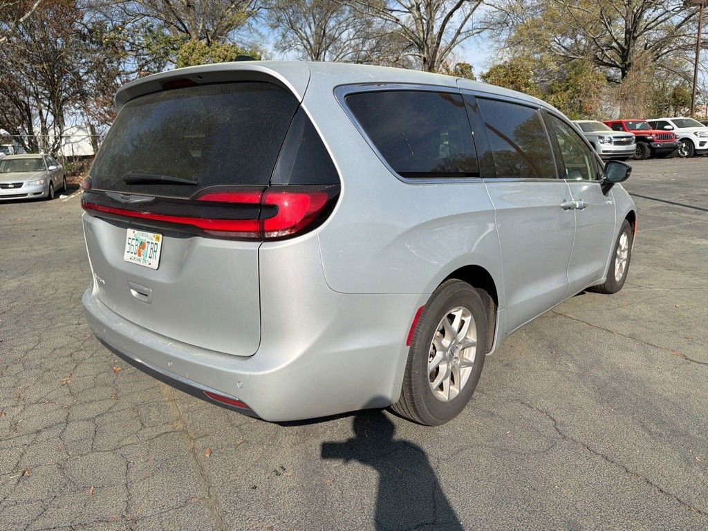 Used 2024 Chrysler Pacifica Touring-L image 5