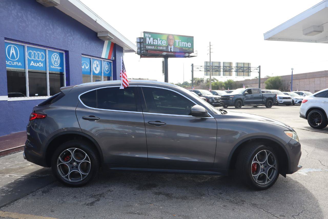Used 2018 Alfa Romeo Stelvio AWD image 2