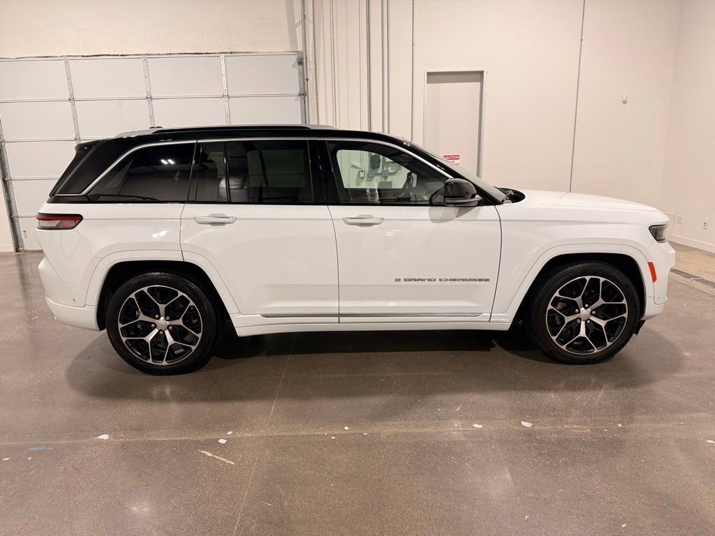 Used 2022 Jeep Grand Cherokee Summit AWD/4WD image 4