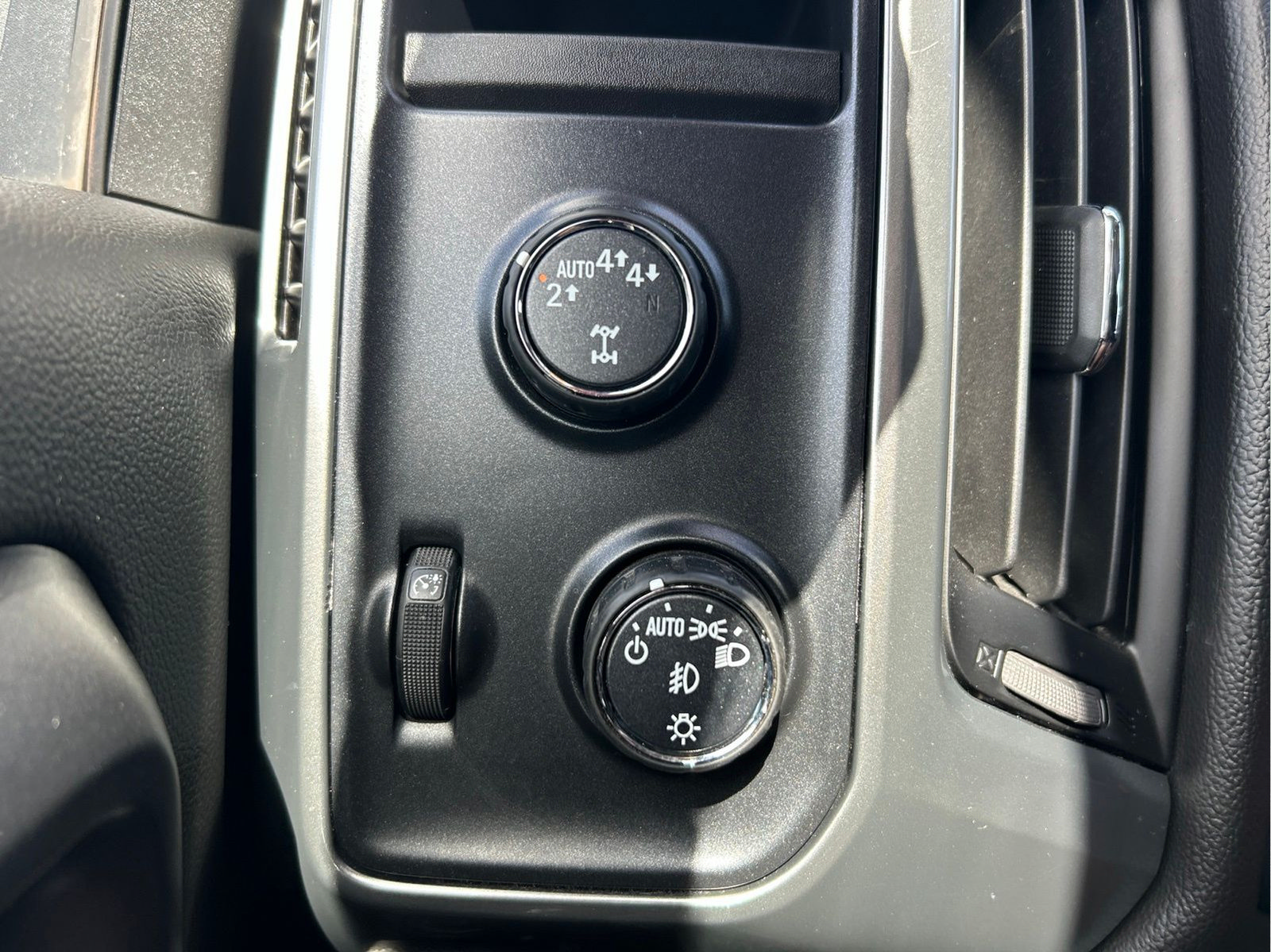 Used 2018 Chevrolet Silverado 1500 LT w/ All Star Edition AWD/4WD image 24
