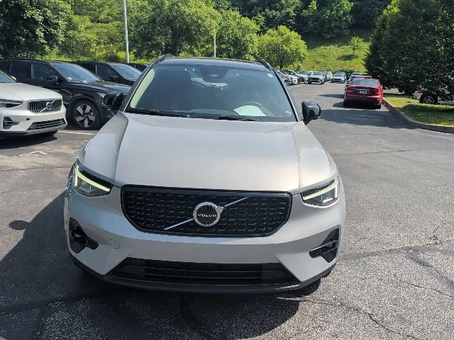 Used 2023 Volvo XC40 B5 Ultimate w/ Climate Package AWD/4WD image 2