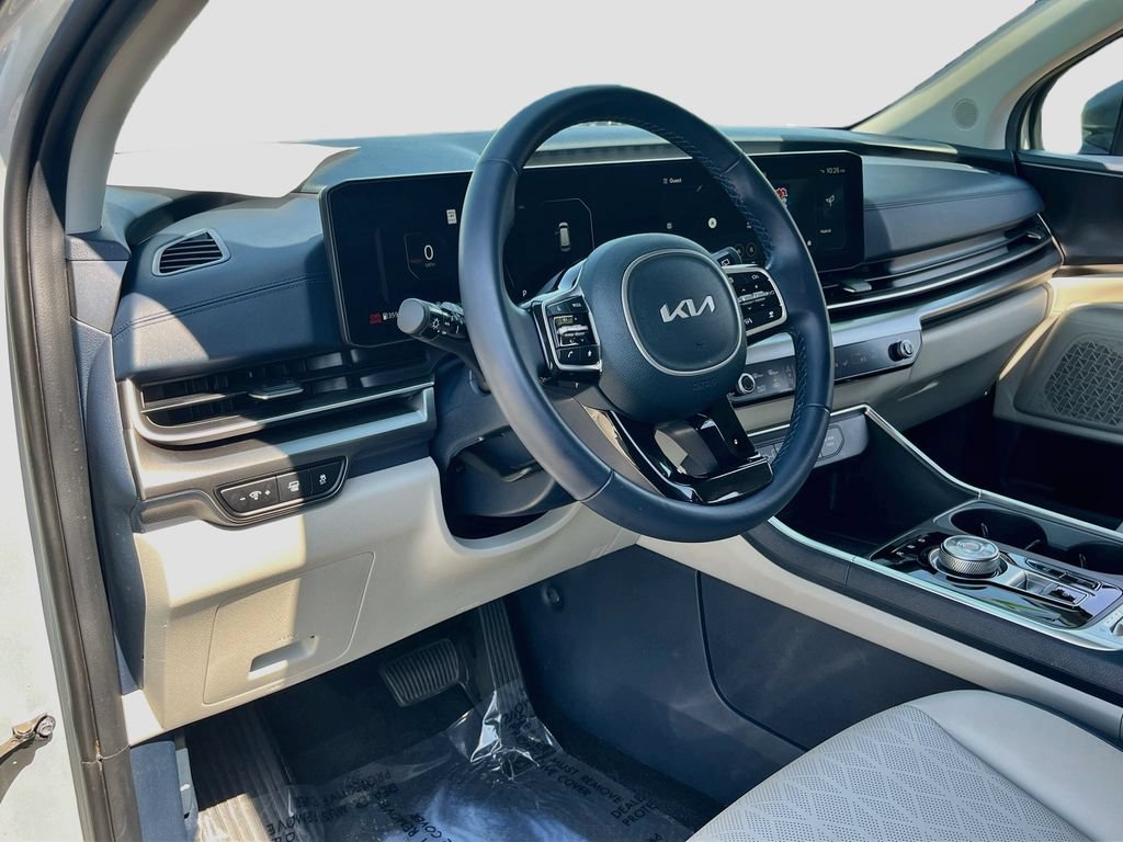 Used 2025 Kia Carnival SX w/ SX Dark Edition Package FWD image 9