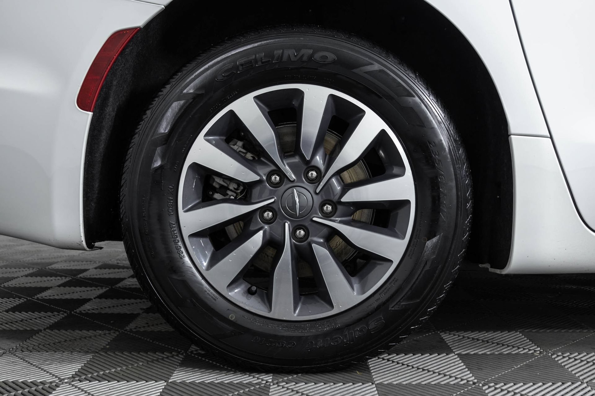 Used 2024 Chrysler Pacifica Limited FWD image 46