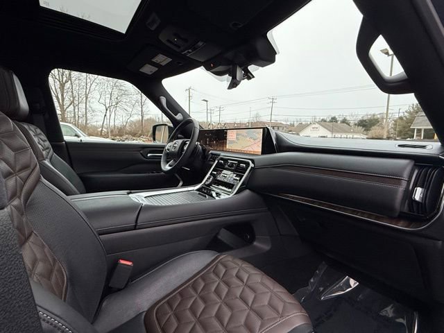 Used 2025 Nissan Armada Platinum Reserve image 18