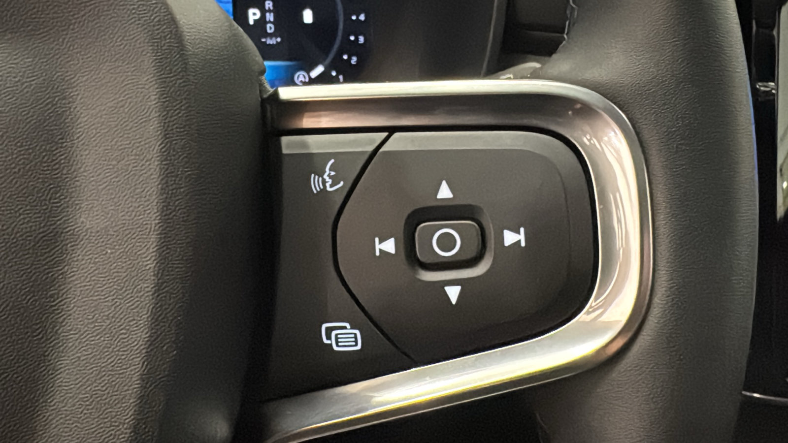 Used 2025 Volvo XC40 B5 Plus AWD/4WD image 14