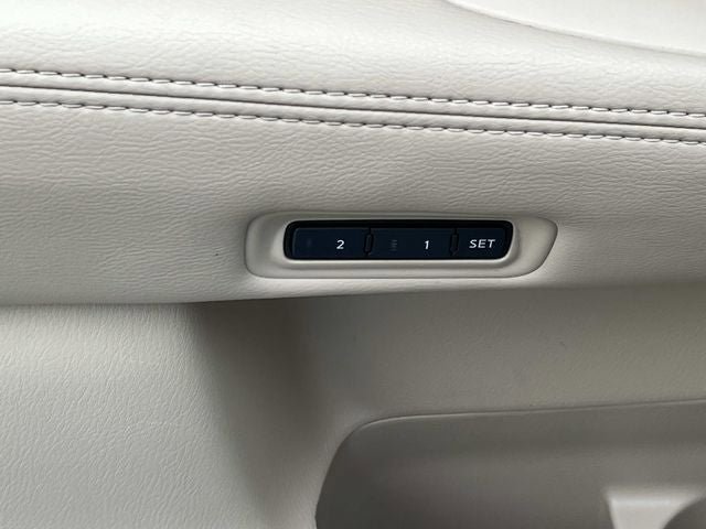 Used 2015 Nissan Pathfinder Platinum w/ Family Entertainment Package image 31