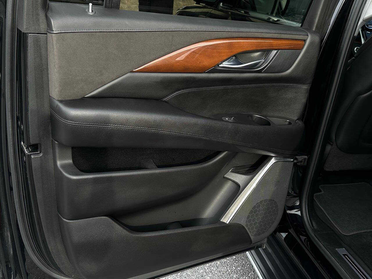 Used 2018 Cadillac Escalade ESV Premium Luxury AWD/4WD image 60