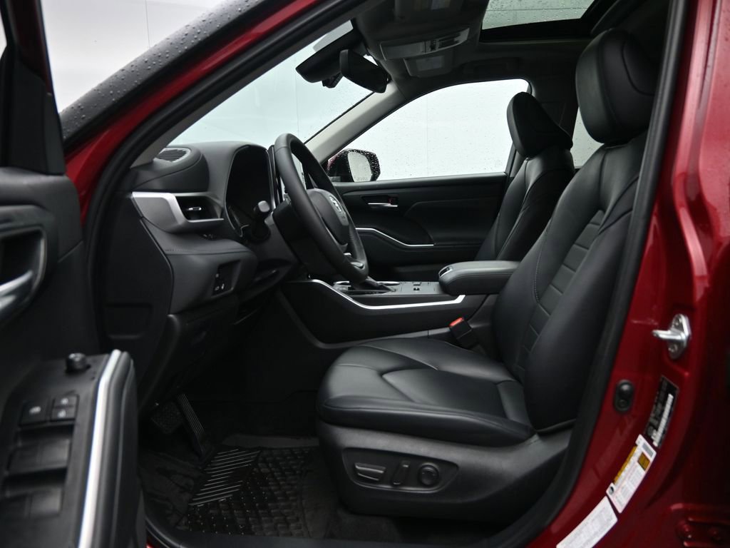 Used 2024 Toyota Highlander XLE image 27