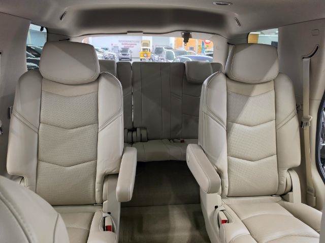 Used 2020 Cadillac Escalade Luxury AWD/4WD image 12
