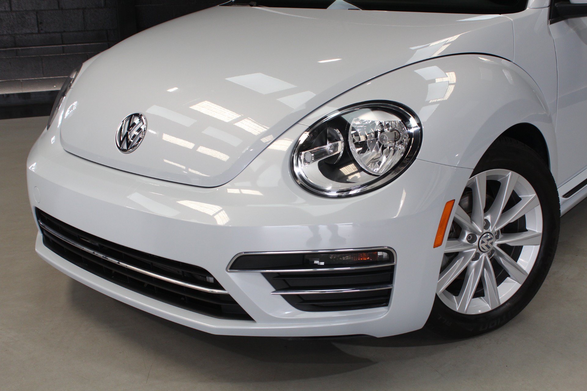 Used 2018 Volkswagen Beetle 2.0T SE FWD image 6
