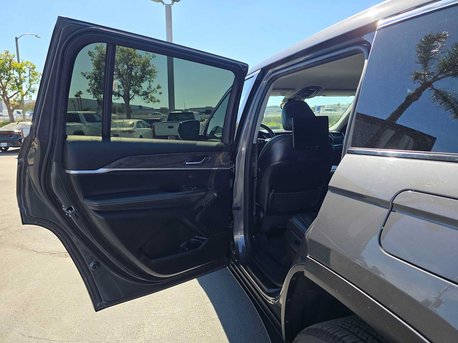Used 2023 Jeep Grand Cherokee L Limited w/ Rear Seat Video Group I AWD/4WD image 19