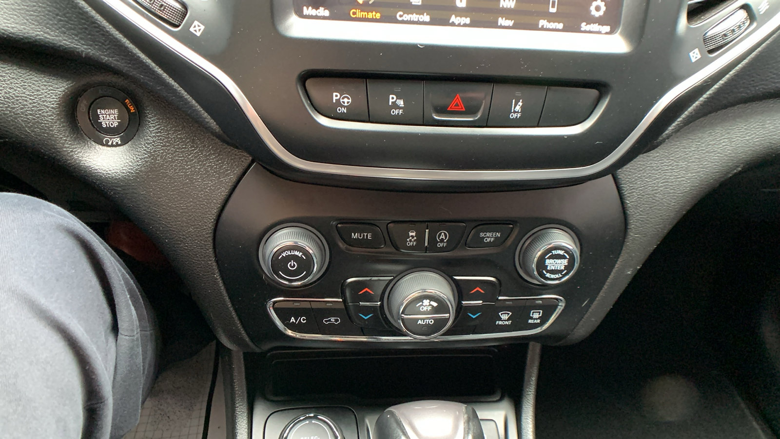 Used 2023 Jeep Cherokee Altitude Lux AWD/4WD image 16