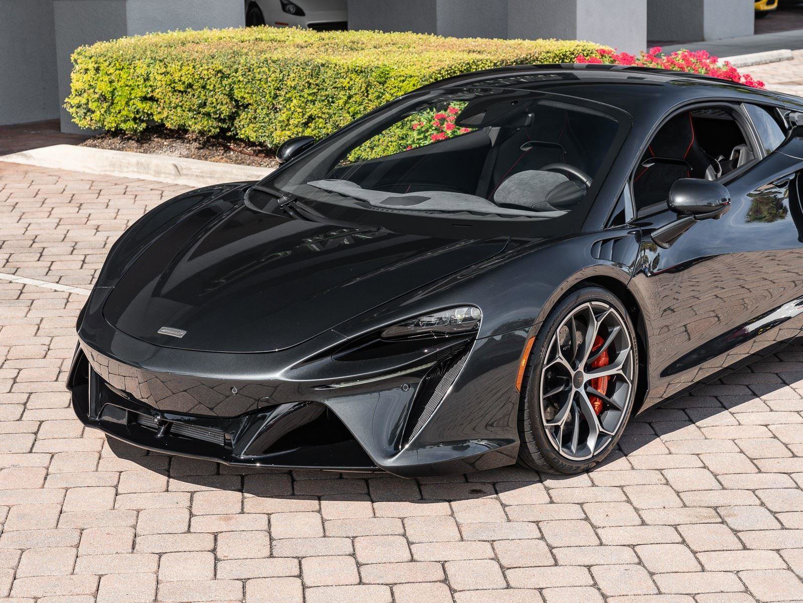 Used 2025 McLaren Artura image 5