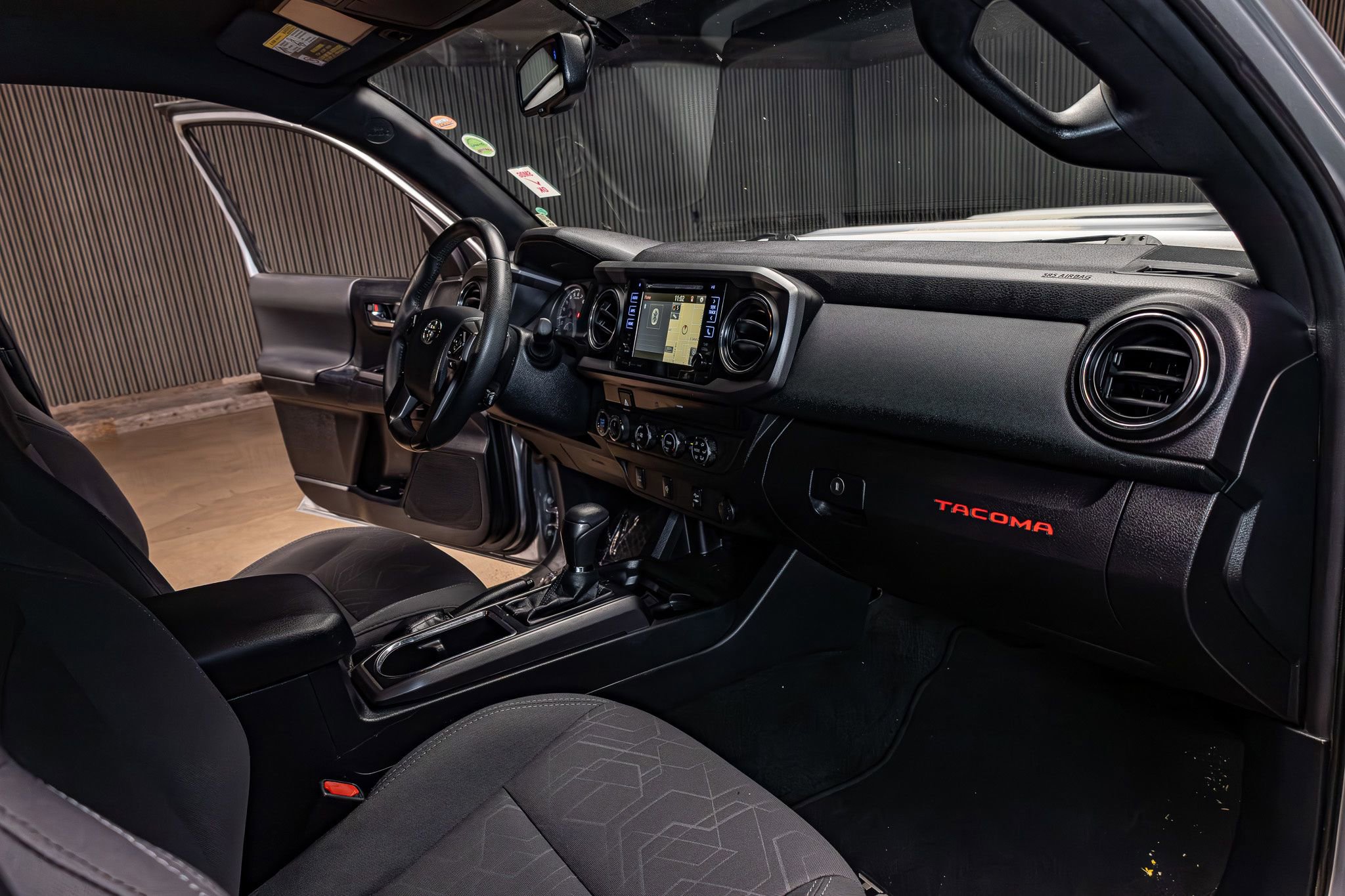 Used 2017 Toyota Tacoma TRD Sport w/ Tow Package (A/T) image 13