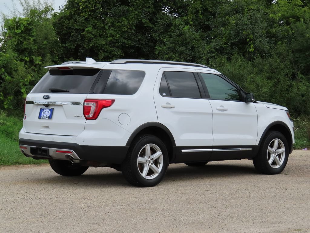 Used 2017 Ford Explorer XLT w/ Equipment Group 202A AWD/4WD image 3