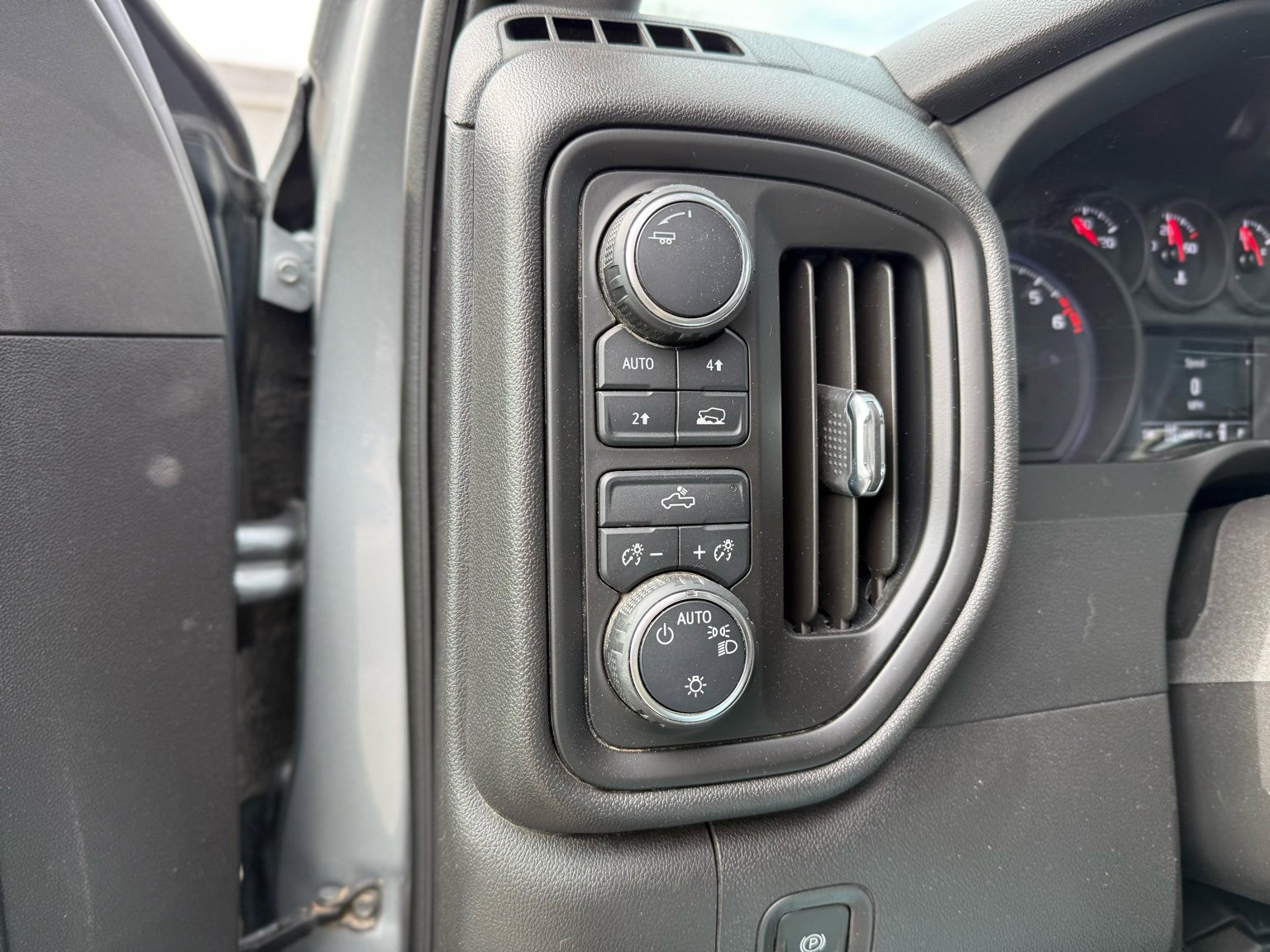 Used 2023 Chevrolet Silverado 1500 Custom image 13