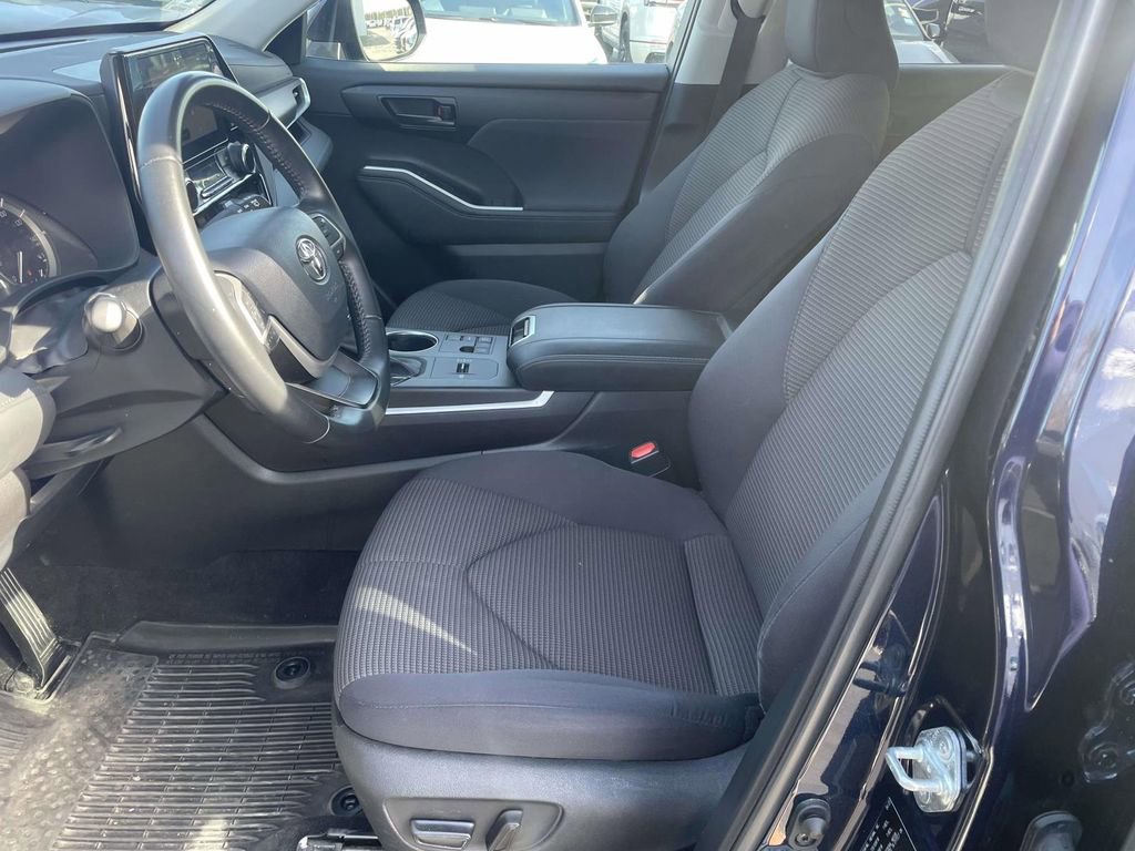 Used 2023 Toyota Highlander LE image 30