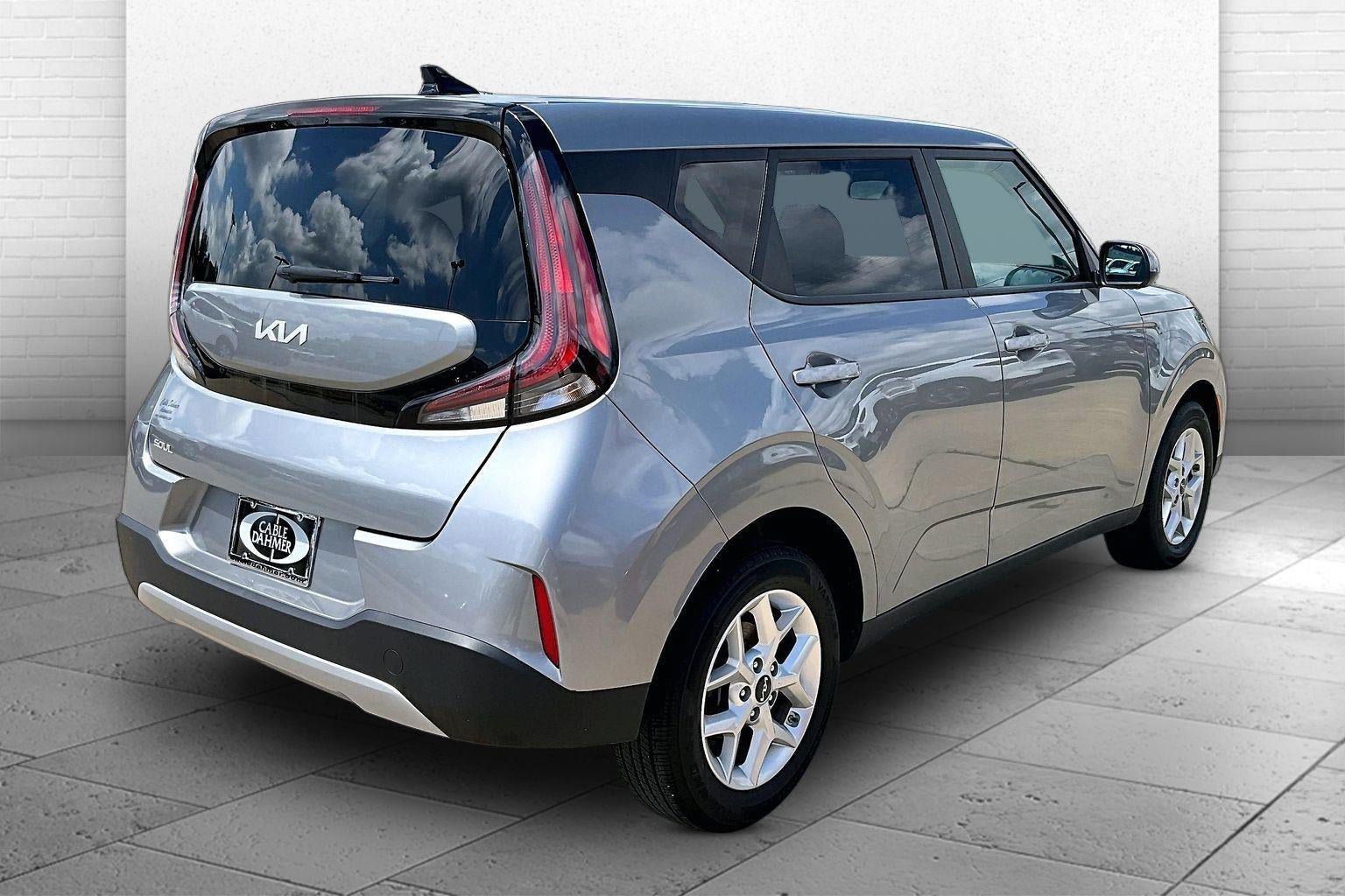Used 2025 Kia Soul LX w/ LX Technology Package FWD image 5