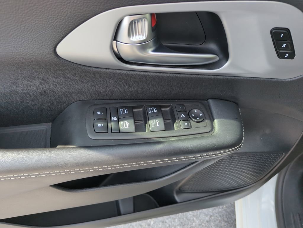 Used 2025 Chrysler Pacifica Limited image 17