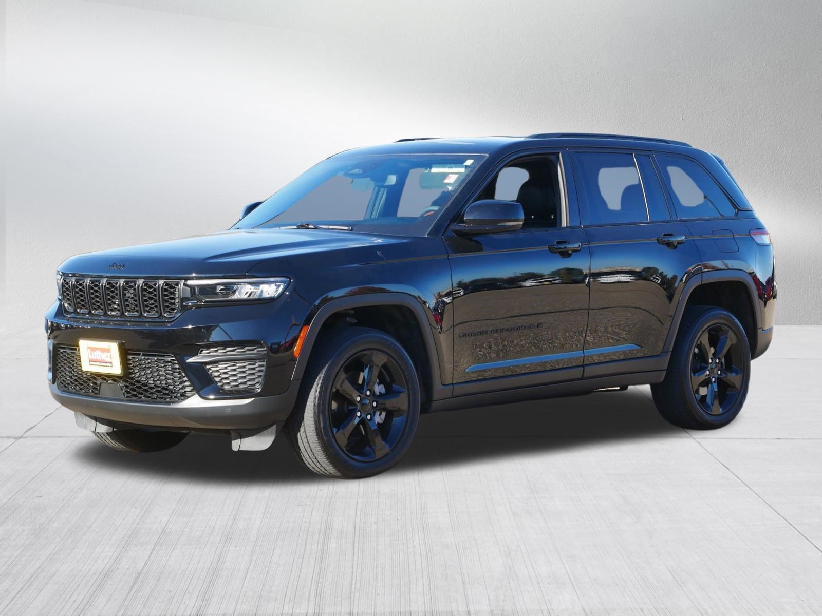 Used 2023 Jeep Grand Cherokee Altitude AWD/4WD image 3