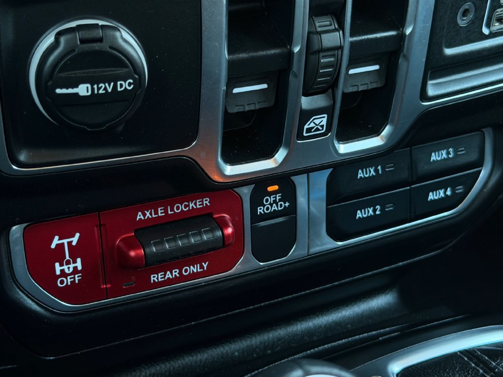 Used 2025 Jeep Gladiator Mojave AWD/4WD image 17