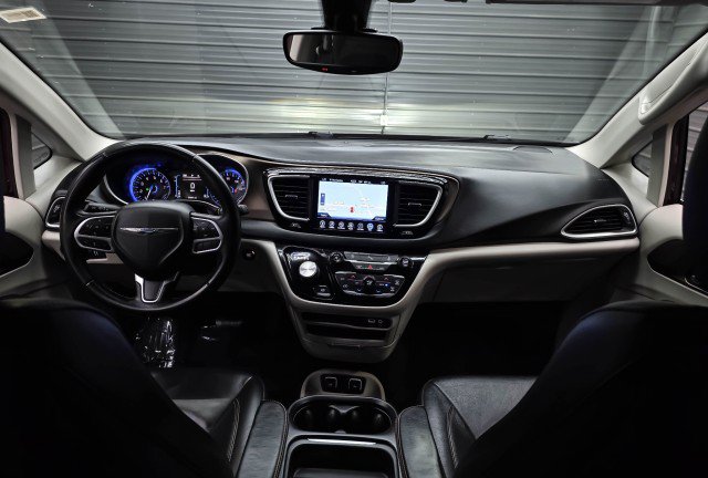 Used 2017 Chrysler Pacifica Touring-L FWD image 14