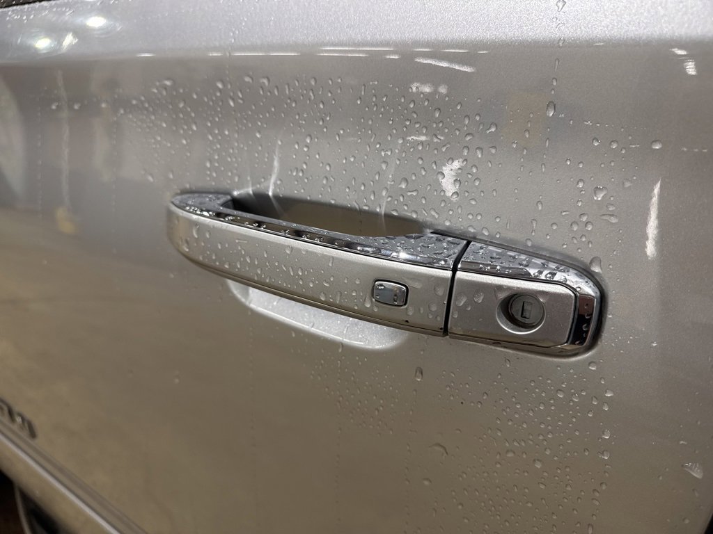 Used 2015 Chevrolet Suburban LTZ image 11