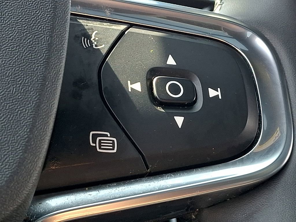 Used 2024 Volvo XC40 B5 Plus image 23