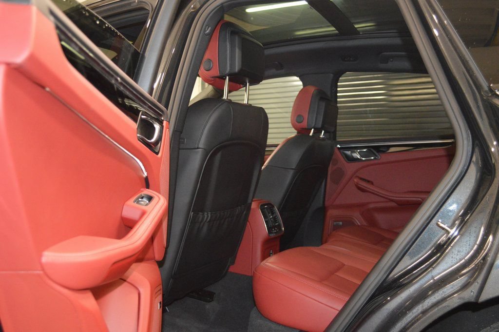 Certified 2025 Porsche Macan AWD/4WD image 34